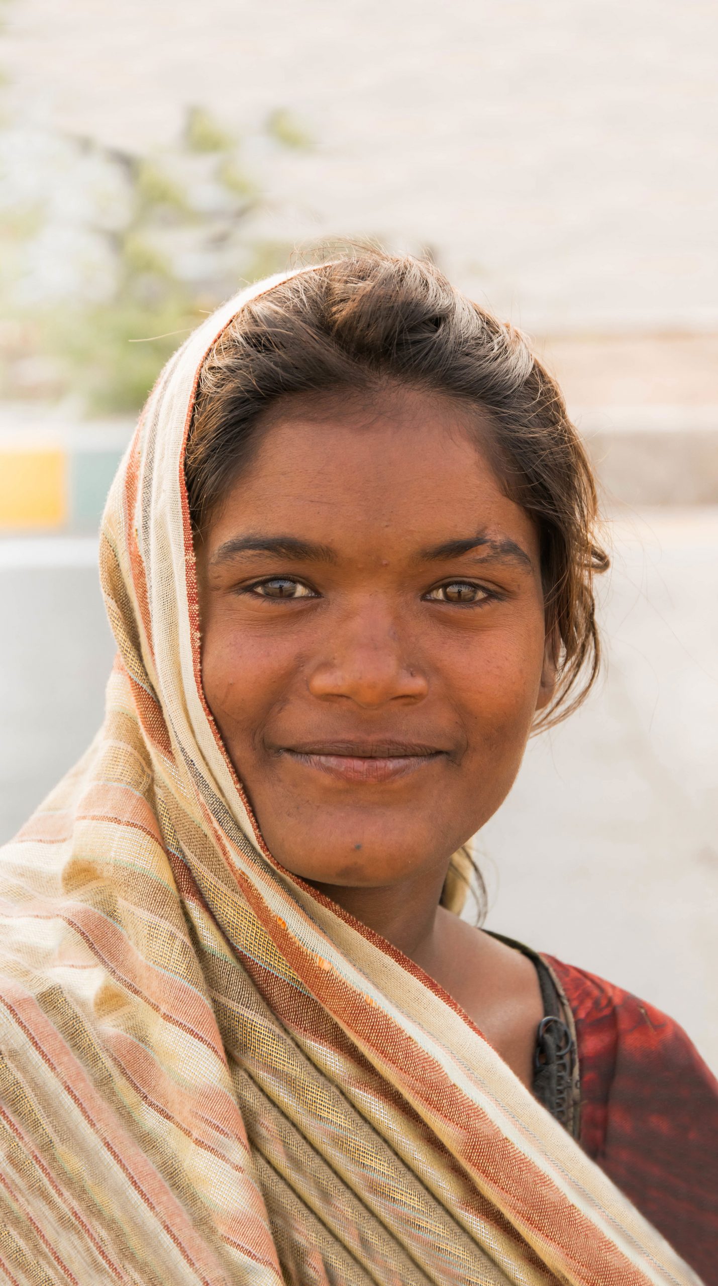 अहमदाबाद भारत में एक मुस्कुराती हुई युवती का पोर्ट्रेट