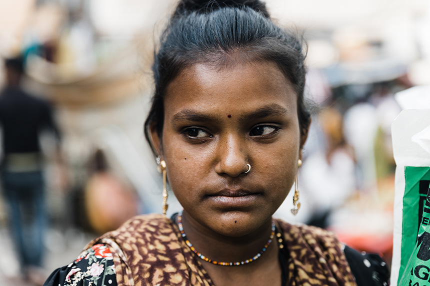 Una adolescente trabaja como vendedora ambulante en Mumbai, India.
