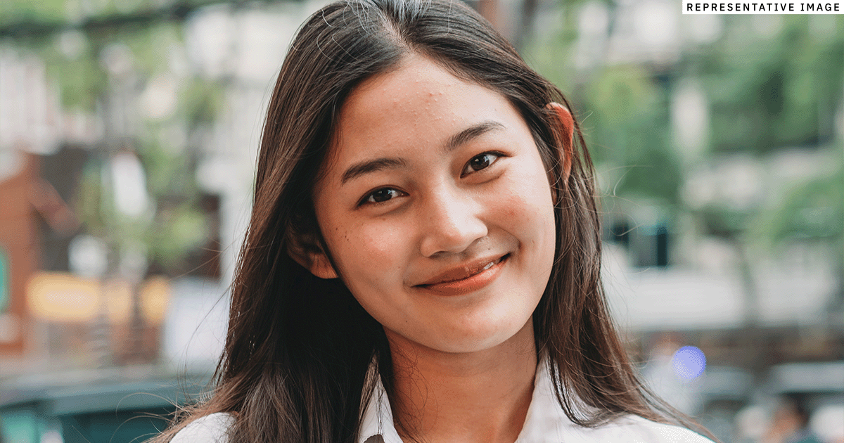 युवा थाई महिला मुस्कुरा रही है